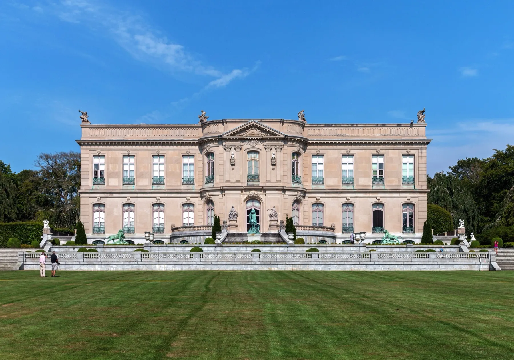Façade classique de The Elms à Newport vue depuis la grande pelouse
