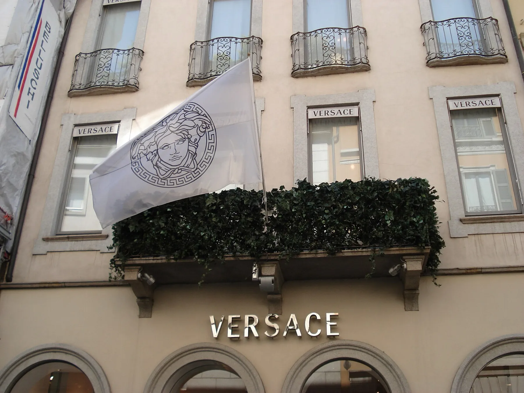 Façade de la boutique Versace via Montenapoleone à Milan avec le drapeau à la Méduse