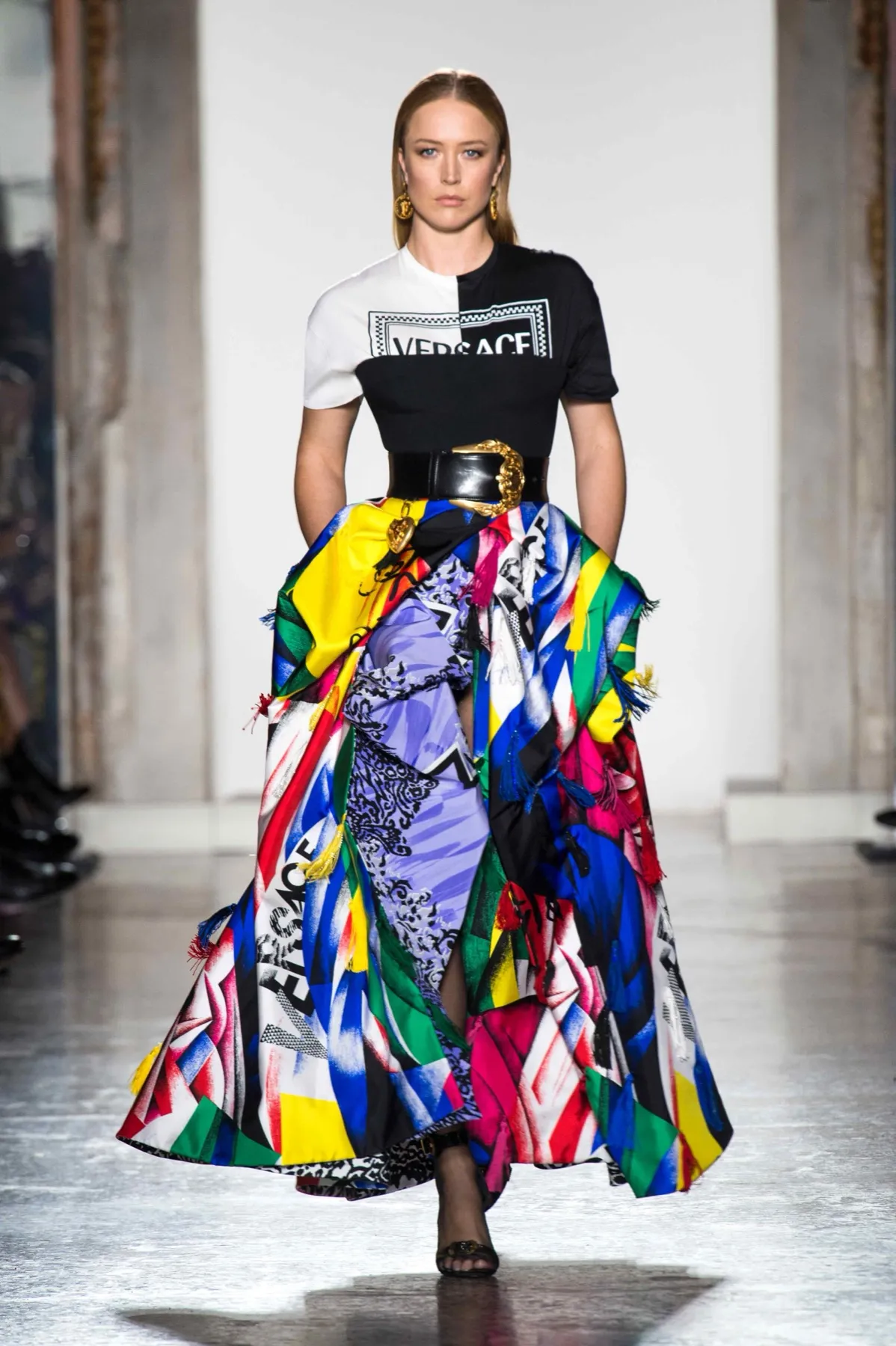 Jupe longue Versace en patchwork d'imprimés baroques sur le podium