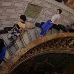 Mannequins Versace descendant un escalier de marbre lors d'une présentation de la maison