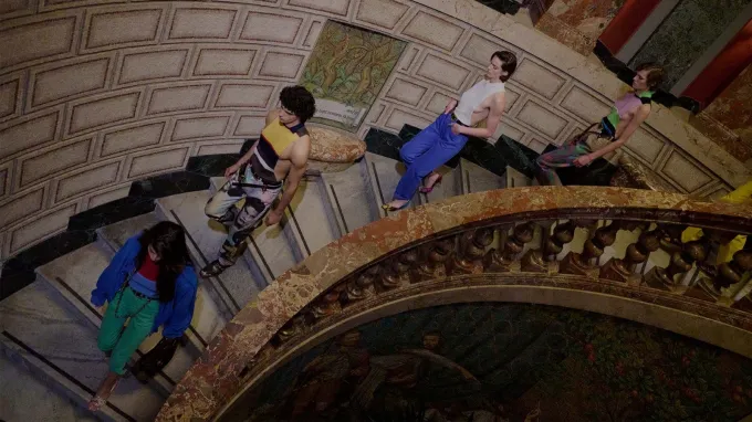 Mannequins Versace descendant un escalier de marbre lors d'une présentation de la maison