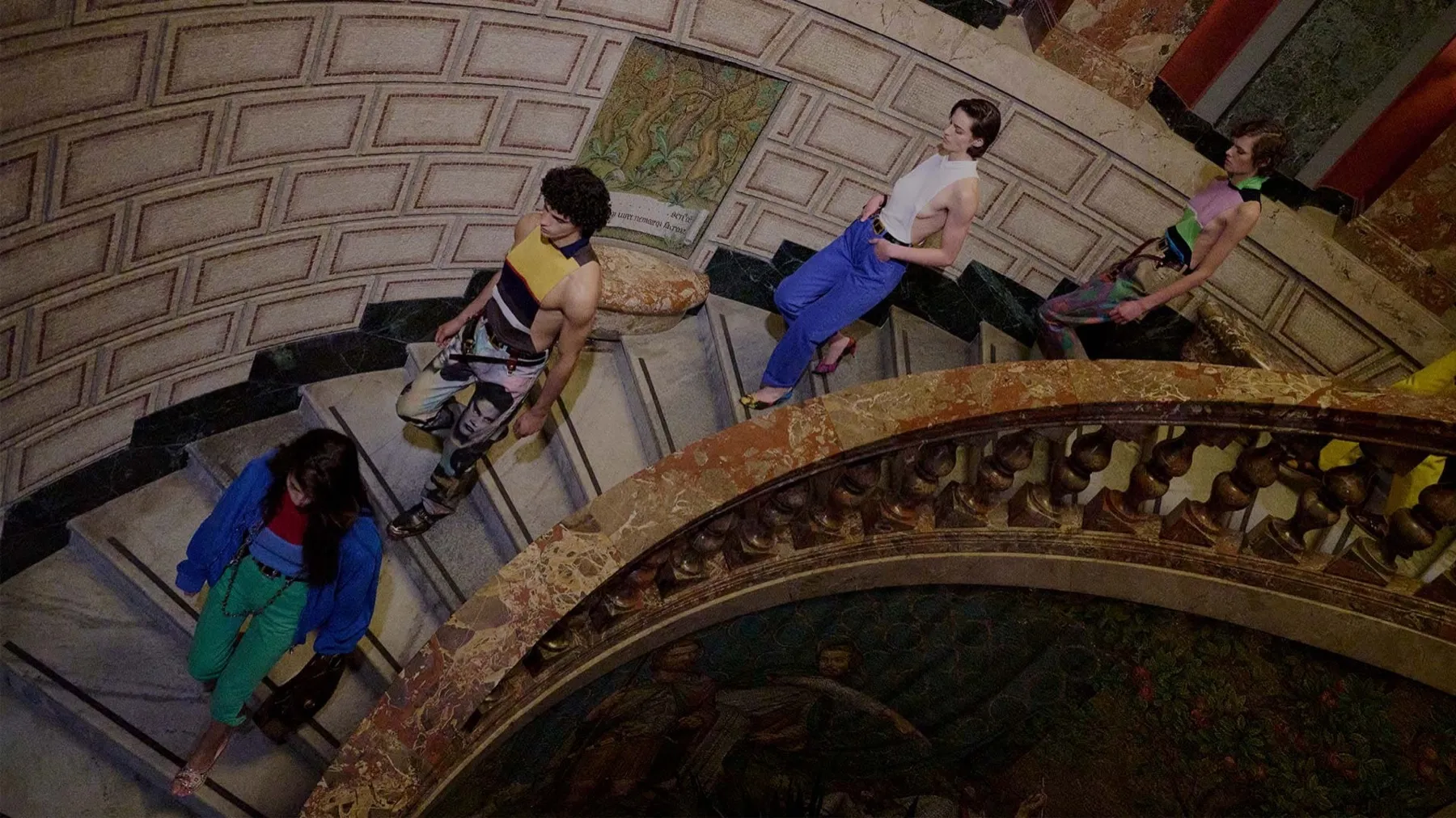 Mannequins Versace descendant un escalier de marbre lors d'une présentation de la maison