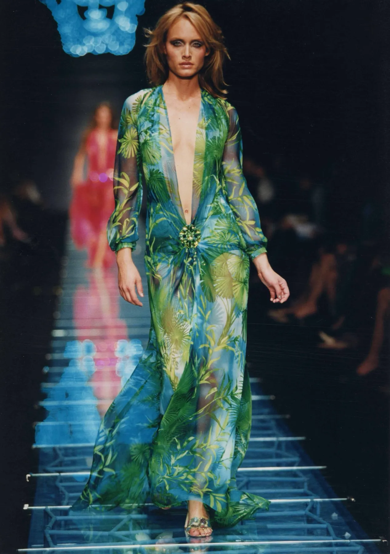 Robe Versace en mousseline à imprimé jungle sur le podium