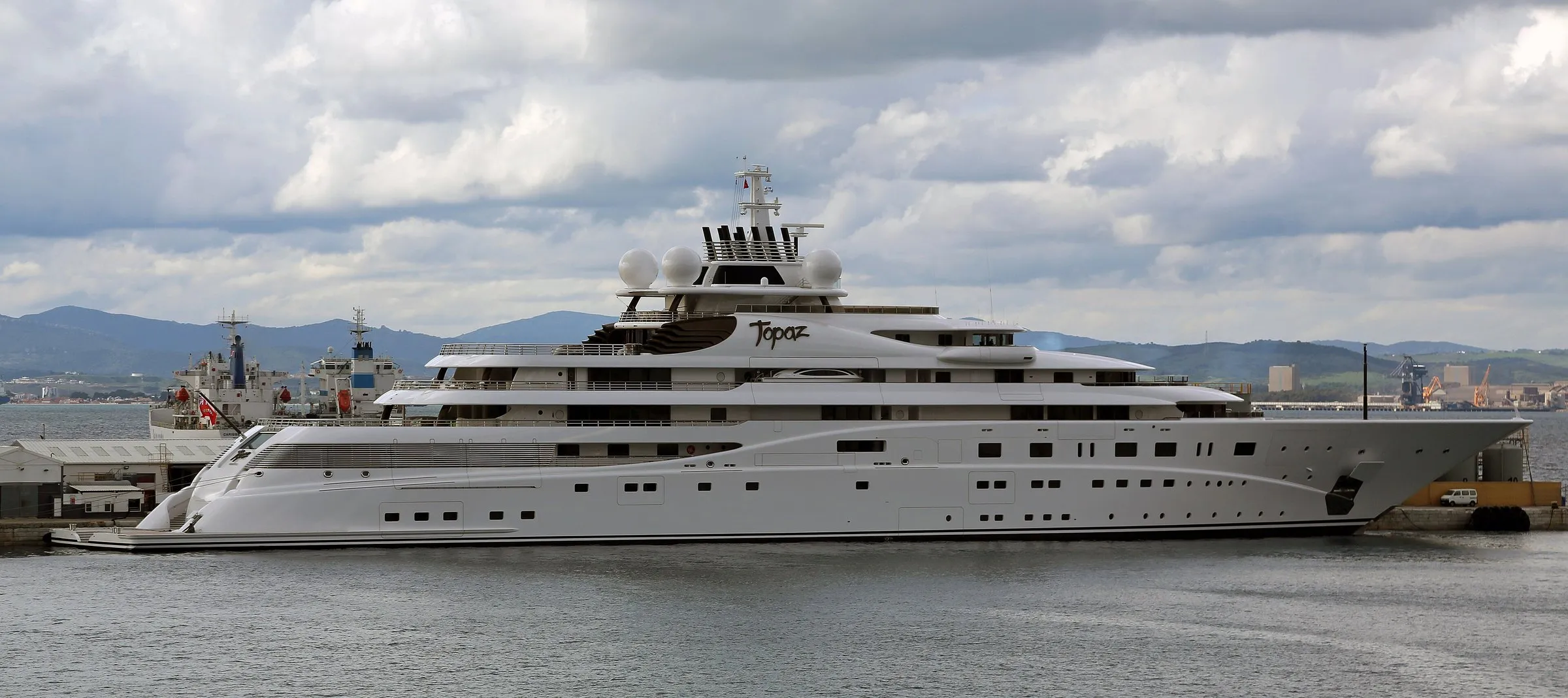 El yate A+, antiguo Topaz, de 147 metros construido por Lürssen, atracado en Gibraltar