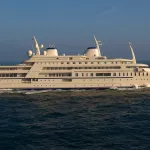 Le yacht Al Said du sultanat d'Oman naviguant en mer
