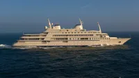 Le yacht Al Said du sultanat d'Oman naviguant en mer