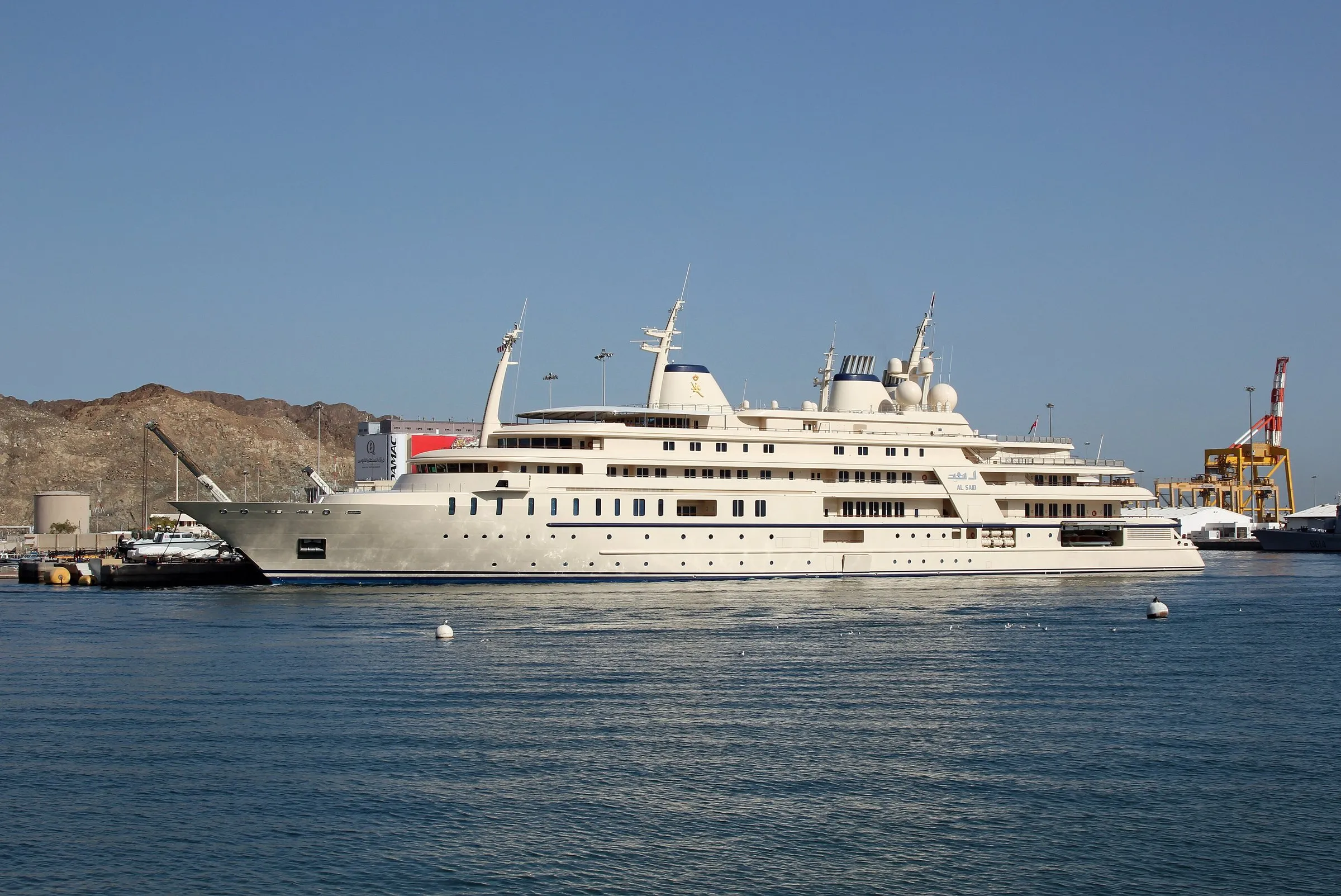 El Al Said, yate de 155 metros del sultanato de Omán, atracado en el puerto de Mascate