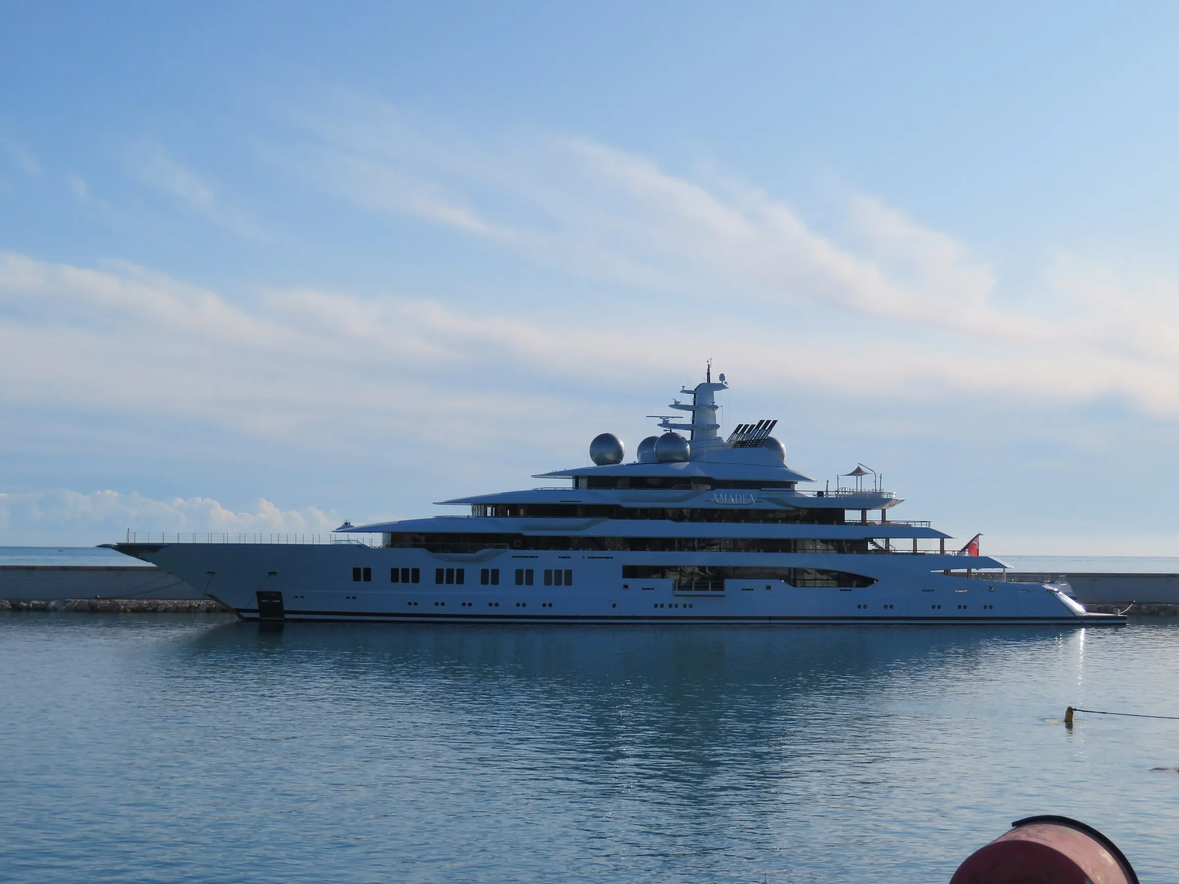 El yate Amadea de 106 metros, construido por Lürssen, amarrado en Antibes