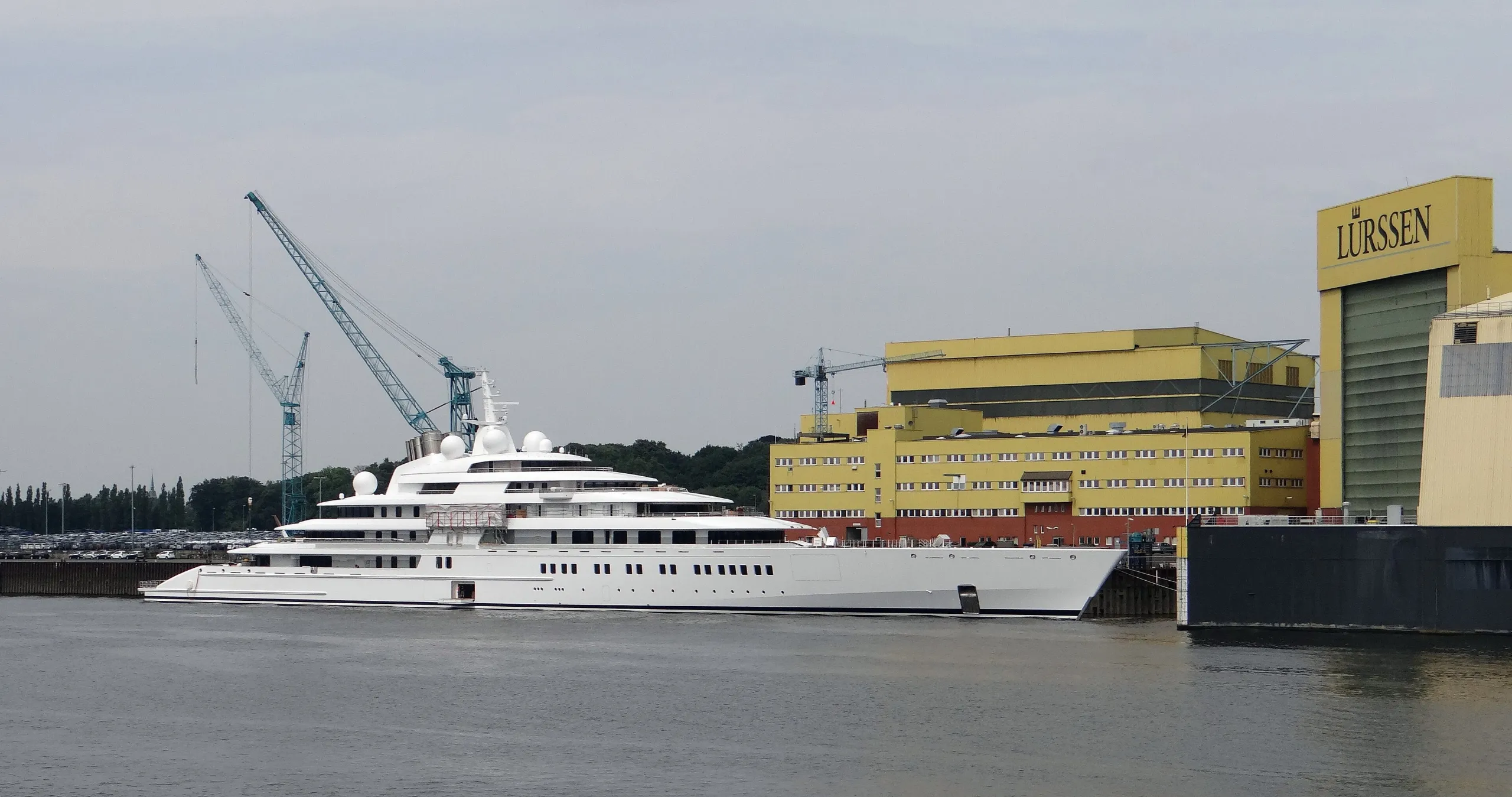 Le yacht Azzam amarré devant le chantier Lürssen en 2013