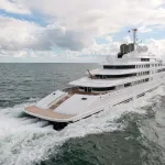 Le yacht Azzam, 180 mètres construits par Lürssen, naviguant à pleine vitesse