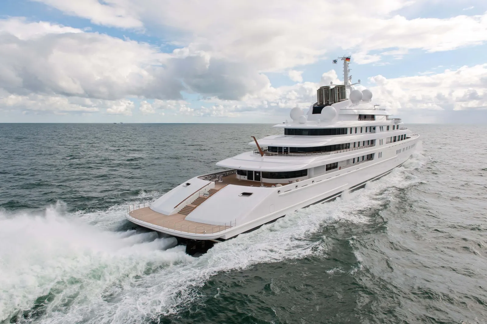 Le yacht Azzam, 180 mètres construits par Lürssen, naviguant à pleine vitesse
