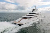 Le yacht Azzam, 180 mètres construits par Lürssen, naviguant à pleine vitesse