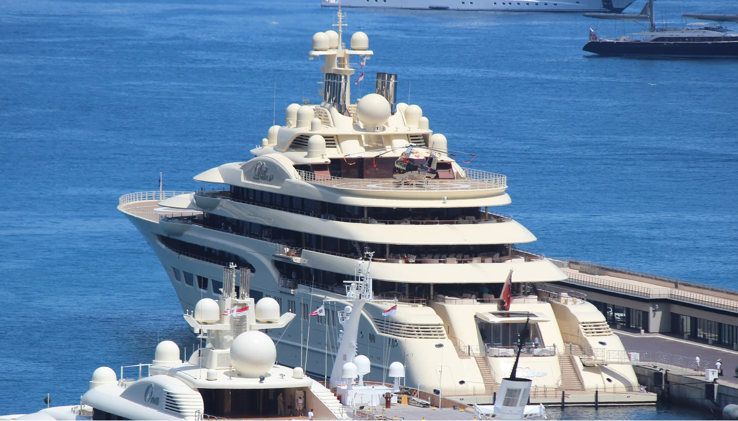 La proue du yacht Dilbar amarré dans le port de Monaco