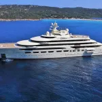 Le yacht Dilbar de 156 mètres au mouillage dans une eau turquoise