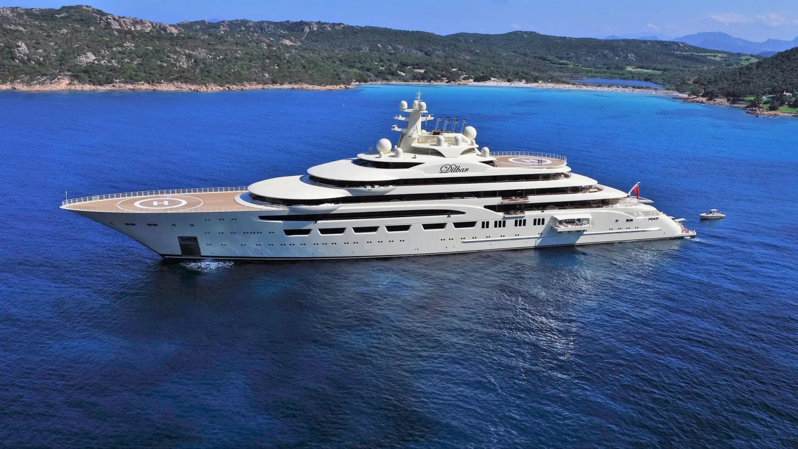Le yacht Dilbar de 156 mètres au mouillage dans une eau turquoise