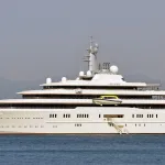 L'Eclipse de Roman Abramovitch, yacht de 162,5 mètres, vu de profil à Gibraltar