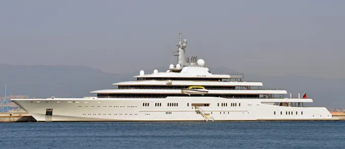 L'Eclipse de Roman Abramovitch, yacht de 162,5 mètres, vu de profil à Gibraltar