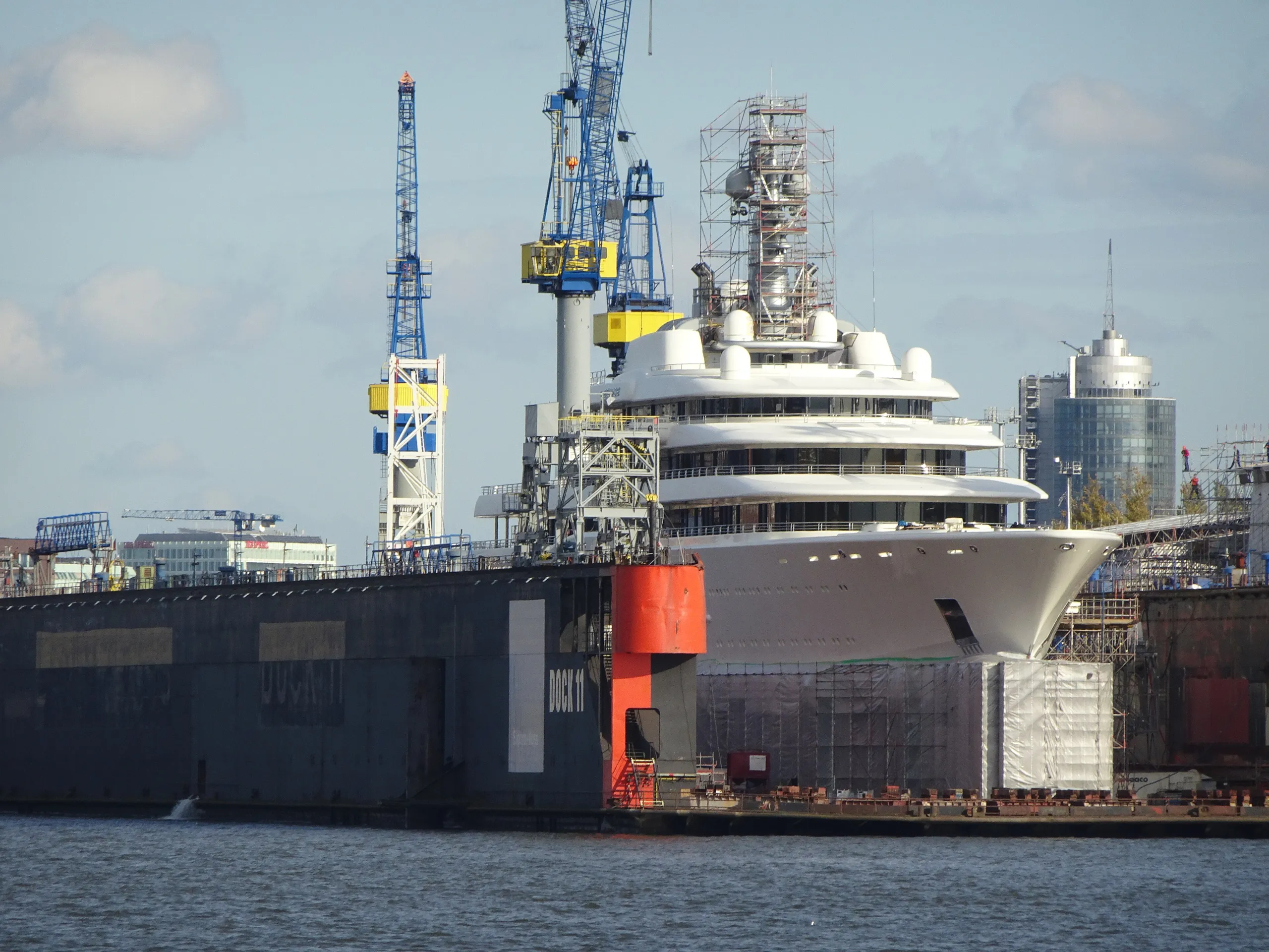 L'Eclipse en cale sèche dans le port de Hambourg