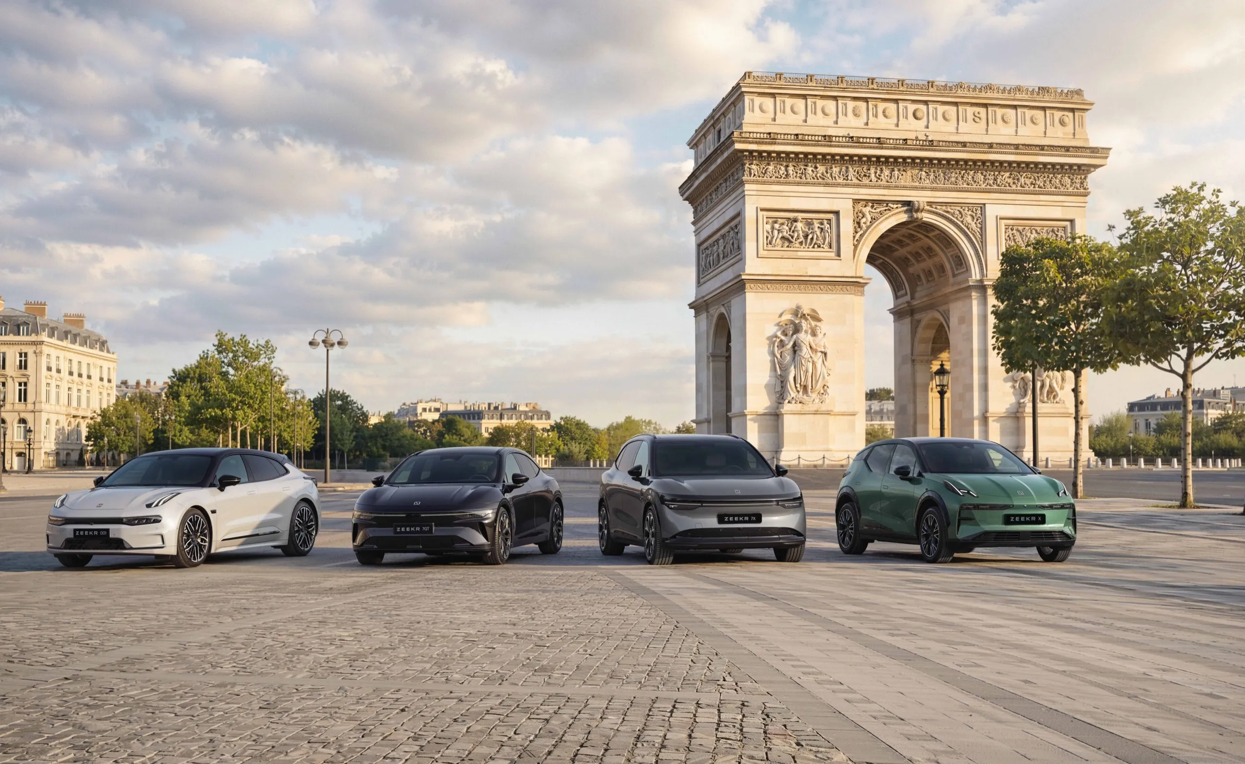 Quatre modèles Zeekr alignés devant l'Arc de Triomphe à Paris